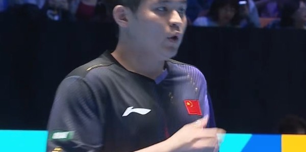 林诗栋横扫郭冠宏锁小组第一！前两局吊打，第三局巩固关键分！