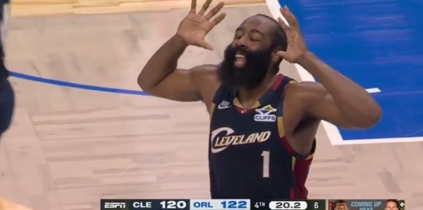 开云移动端-登哥好急！关键球权判给魔术 哈登跟裁判争辩：我拿命保证！