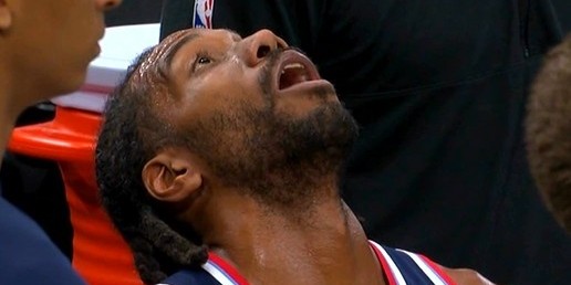 开云中国-单核累坏了！小卡被打到眼睛 坐在替补席看球馆上方大屏幕回放